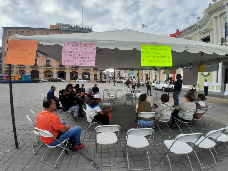 Sección 49 realiza plantón frente a Palacio de Gobierno