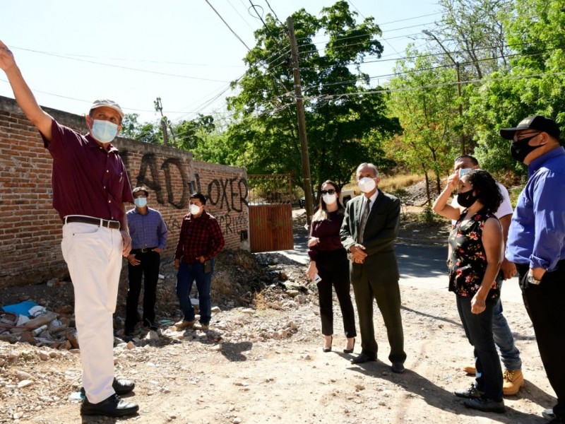 Realiza recorrido por calle 5 de mayo para acordar asfaltado