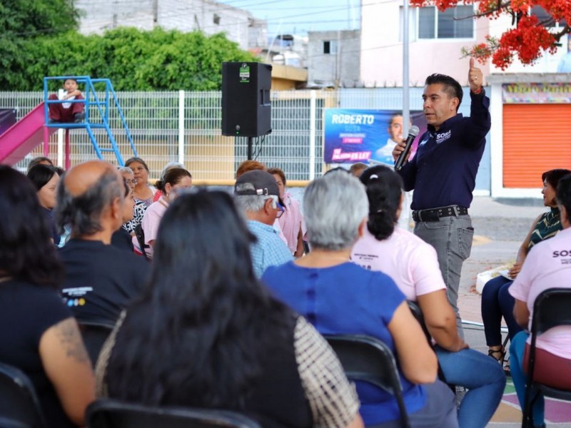 Realiza Roberto Sosa recorrido por colonias dando Propuestas