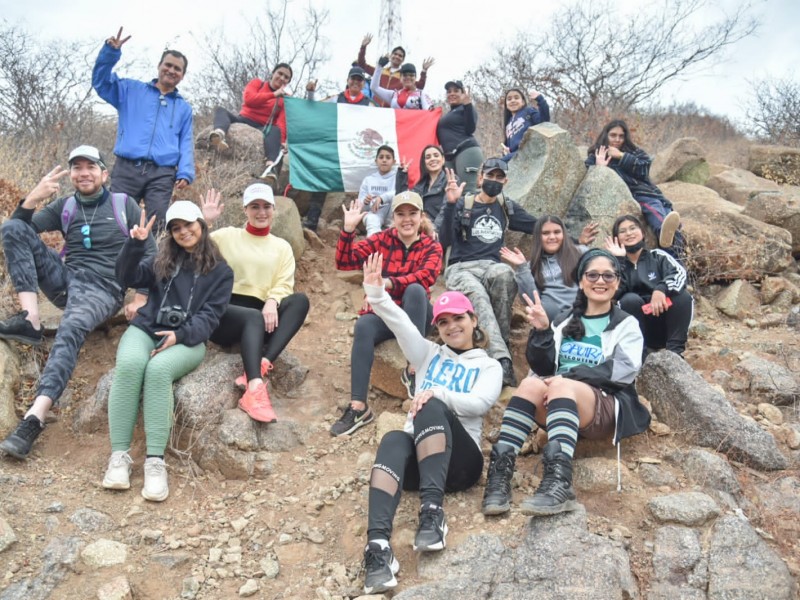 Realiza ruta de senderismo en Cerro de la Memoria