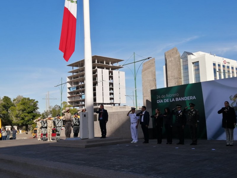 Realiza SEC honores por el día de la bandera