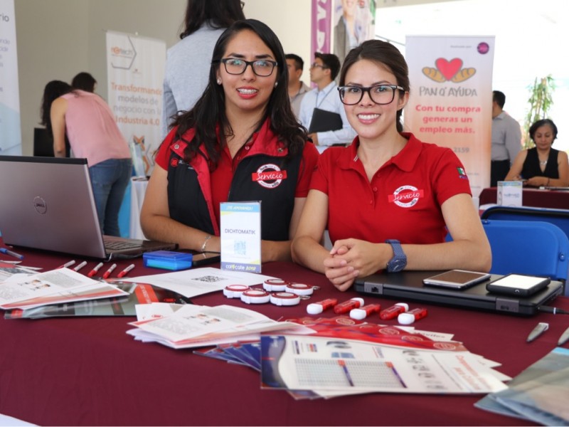 Realiza UPQ su primera feria del empleo