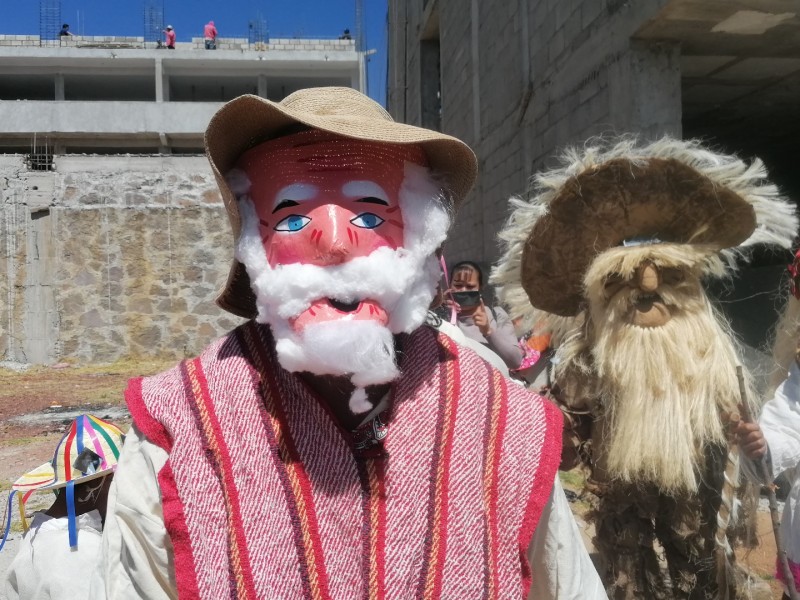 Realiza Xochicuautla, su carnaval de los viejos compadres