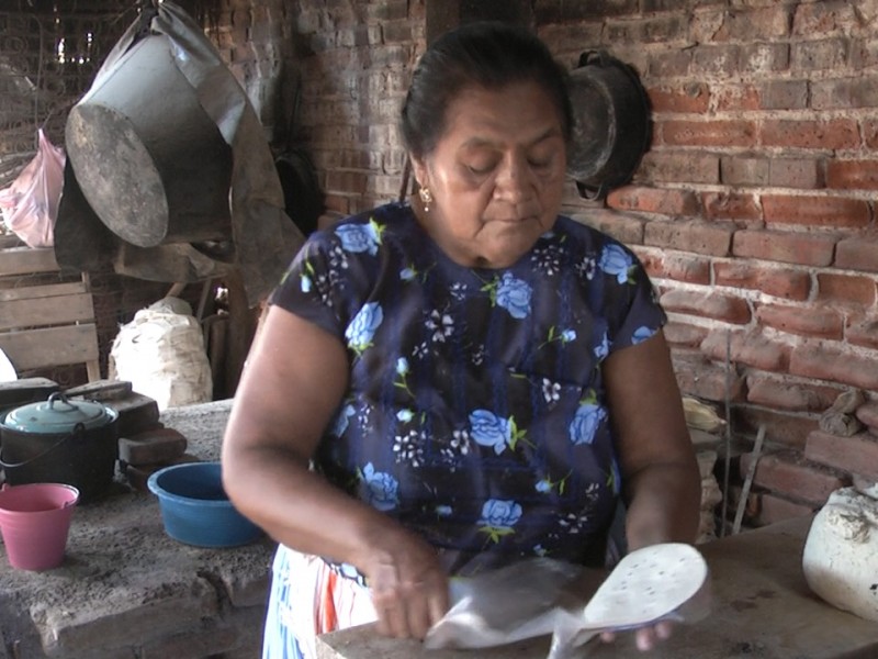 Realización de totopos en San Blas