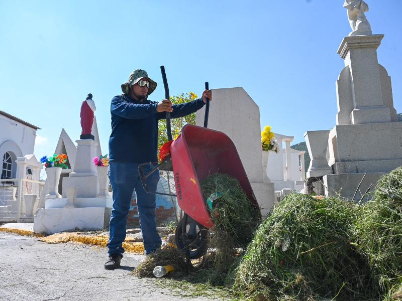 Realizan acciones contra el dengue en panteón municipal de Lerdo