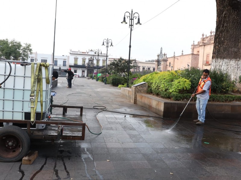Realizan acciones de limpieza en Plaza Melchor Ocampo