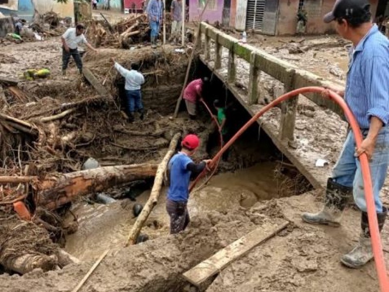 Realizan actividades de desazolve en zona afectada por Karl