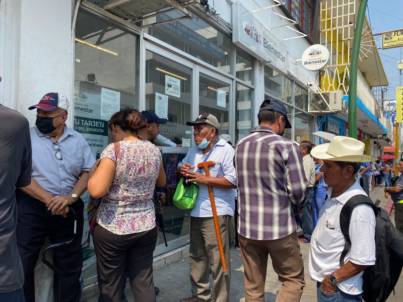 Realizan adultos mayores filas bajo el sol para recibir apoyos