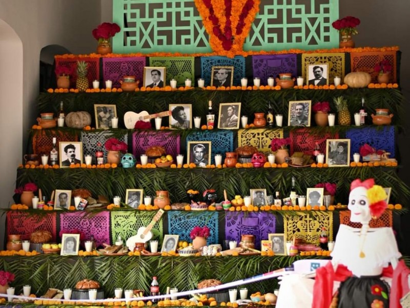 Realizan altar de muertos en ayuntamiento de Veracruz.