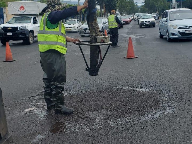 Realizan bacheo en Calzada La Huerta