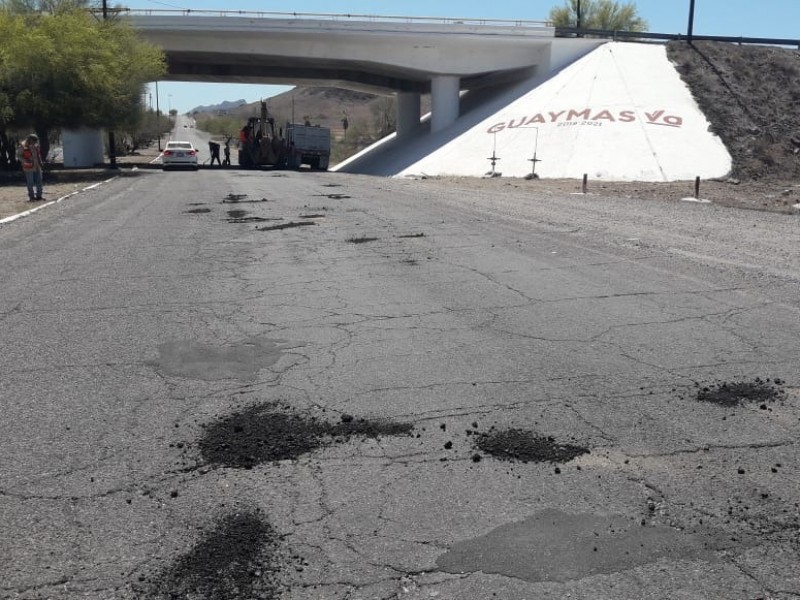 Realizan bacheo en la salida norte