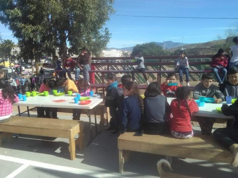 Realizan bazar a beneficio de comedor comunitario