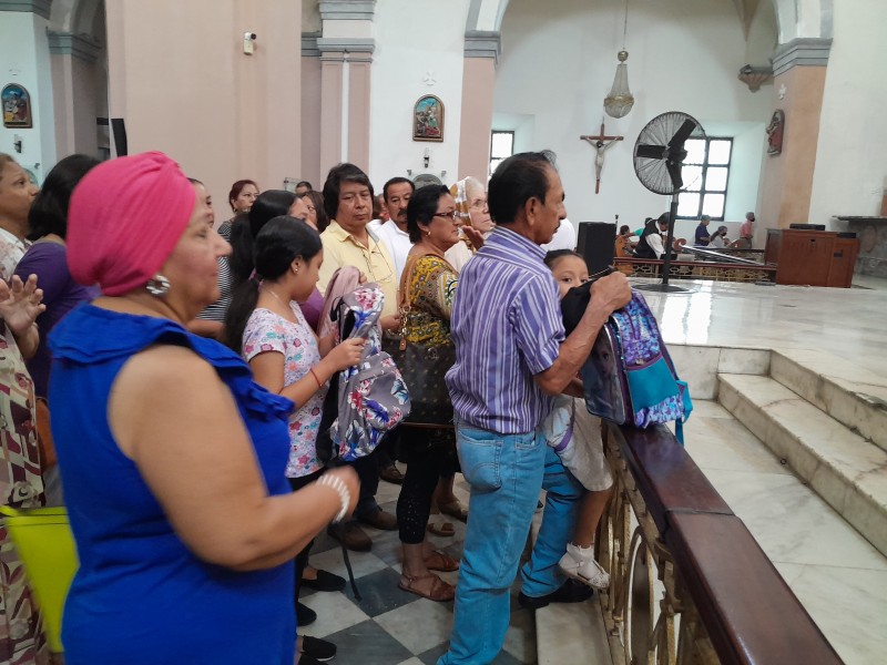 Bendicen mochilas escolares en Catedral de Veracruz