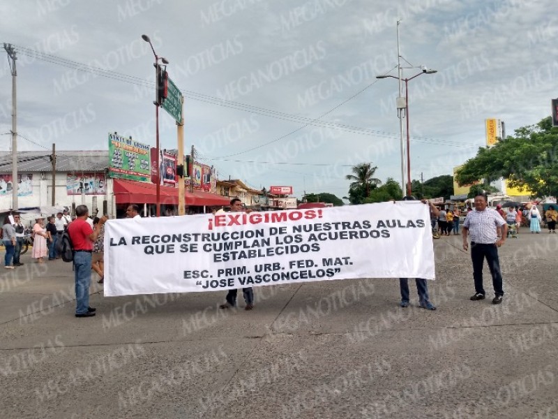 Realizan bloqueo carretero en Juchitán