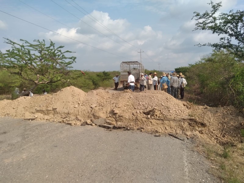 Realizan bloqueo carretero por conflictos de tierras