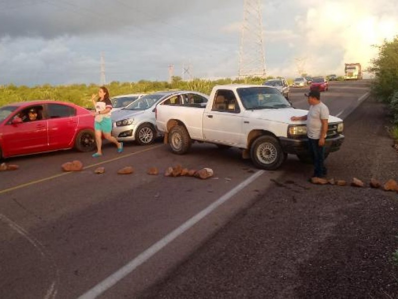 Realizan bloqueo carretero, vecinos de San José piden agua