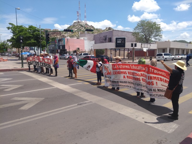 Realizan bloqueo maestros de la CNTE.