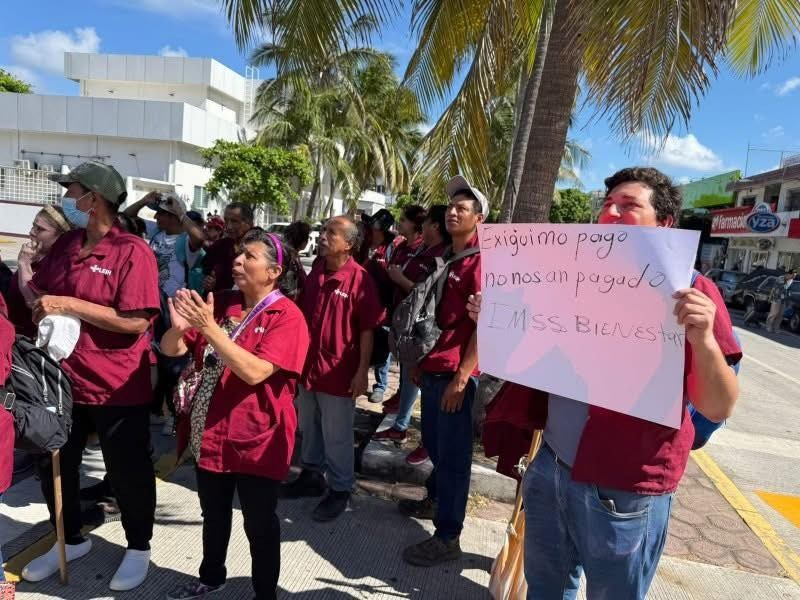Realizan bloqueos en hospitales de Veracruz por adeudos a trabajadores
