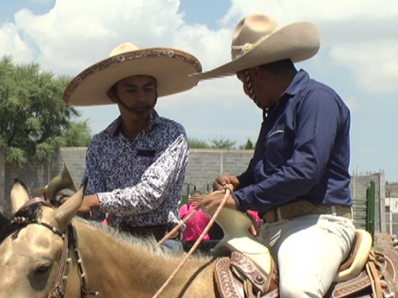 Realizan cabalgata por el Día del Padre