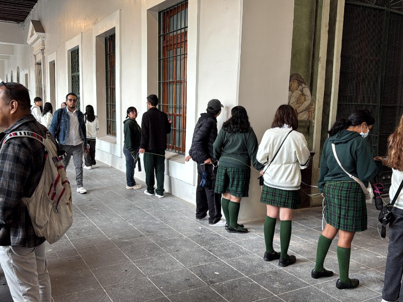 Realizan cadena humana alrededor del Palacio de Gobierno