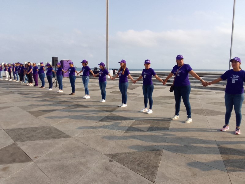 Realizan cadena humana de mujeres en Veracruz