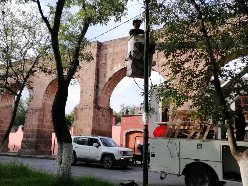 Realizan cambio de luminarias en zona del Acueducto en Morelia