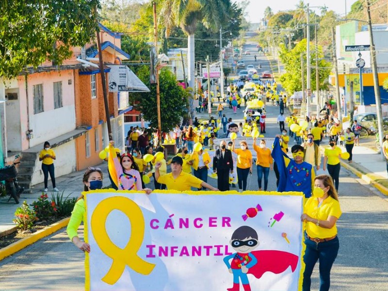 Realizan caminata para apoyar la lucha contra el cáncer