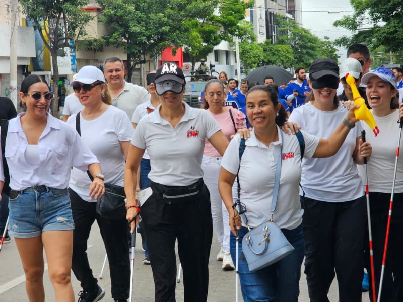 Realizan caminata para fomentar la inclusión de personas con discapacidad visual