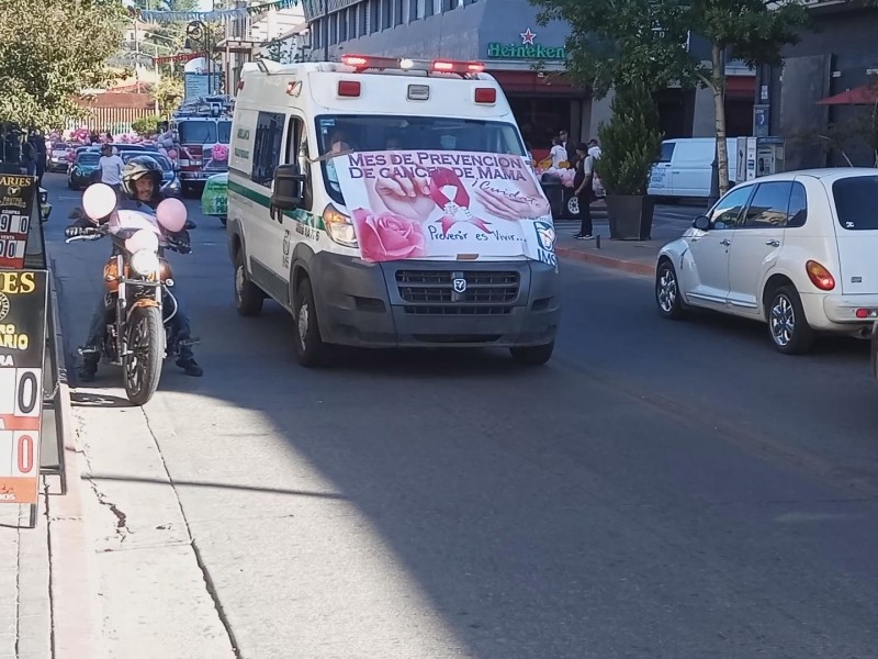 Realizan caravana de contra el cáncer de mama