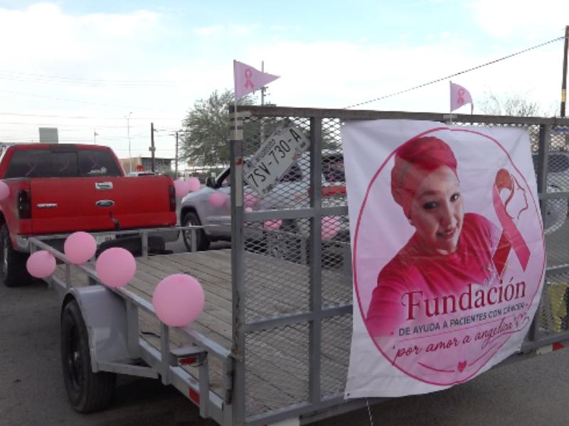Realizan caravana rosa en honor a mujeres que luchan contra el cáncer