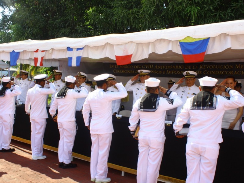 Realizan ceremonia de ascensos para personal naval