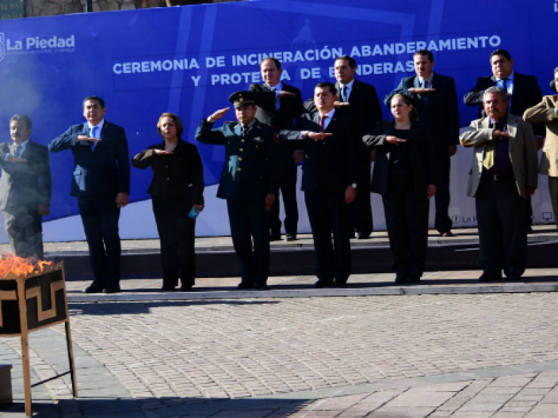 Realizan ceremonia de incineración de banderas