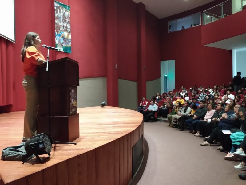 Realizan charla sobre violencia política de la mujer