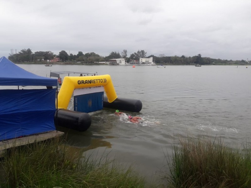 Realizan circuito de natación en mar abierto