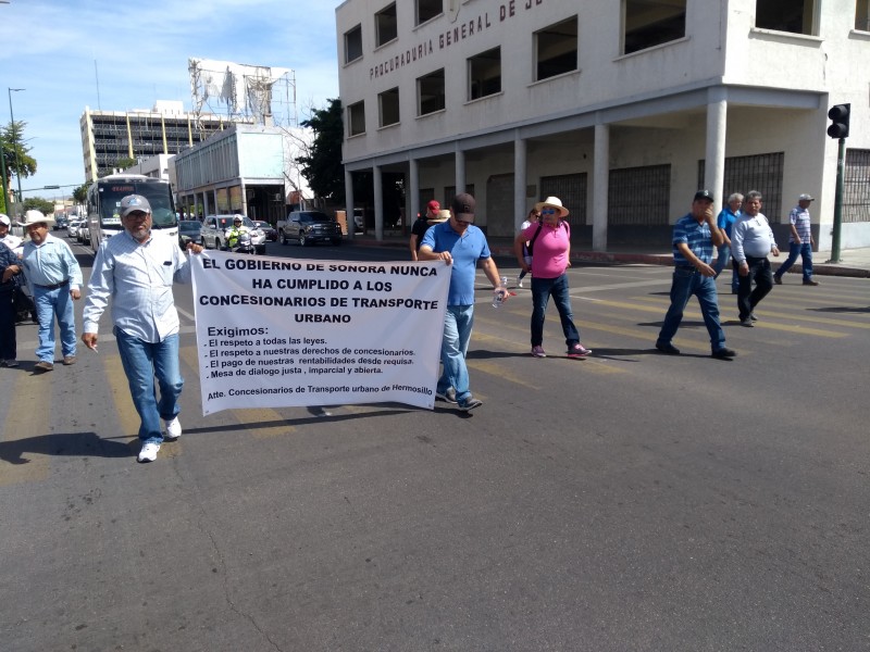 Realizan concesionarios nueva manifestación y bloqueo