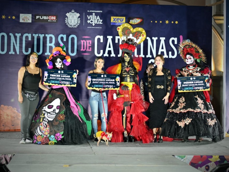Realizan concurso de catrinas en zócalo de Veracruz