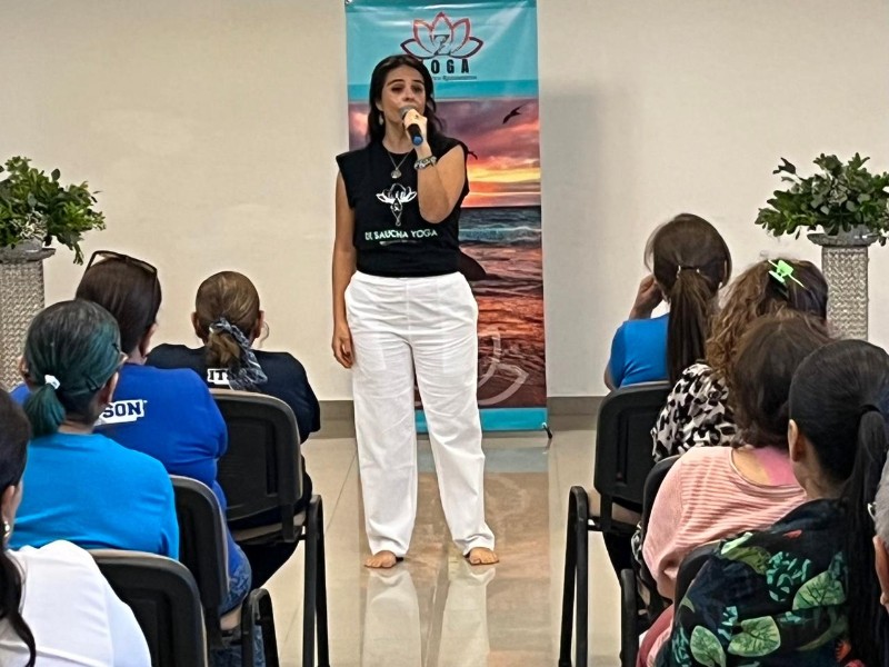 Realizan conferencia en el Día del Yoga