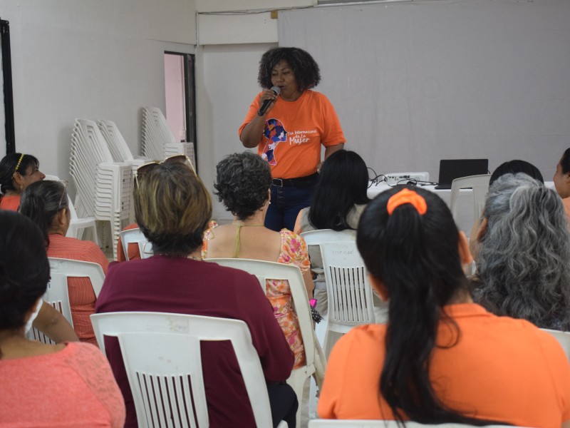 Realizan conferencia sobre convivencia laboral para mujeres