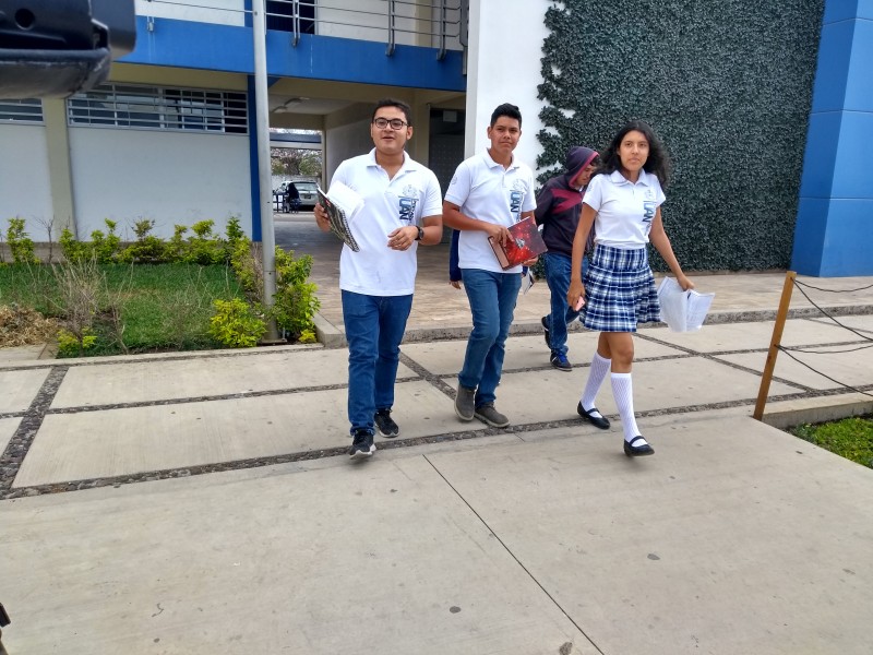 Realizan consulta estudiantil en Prepa 13