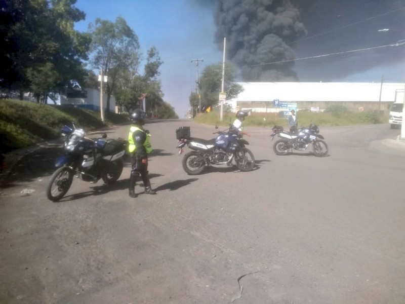 Realizan cortes viales para controlar incendio en Cimo