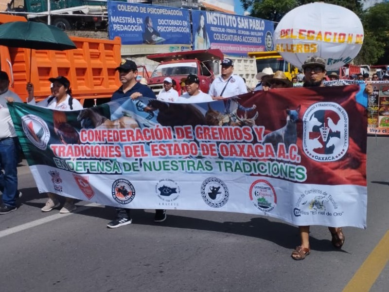 Realizan cuarta marcha calenda anual en defensa de las tradiciones de Oaxaca