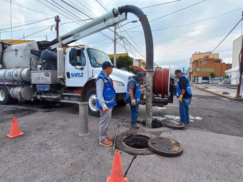 Realizan desazolve de drenaje saturado por basura en Zamora