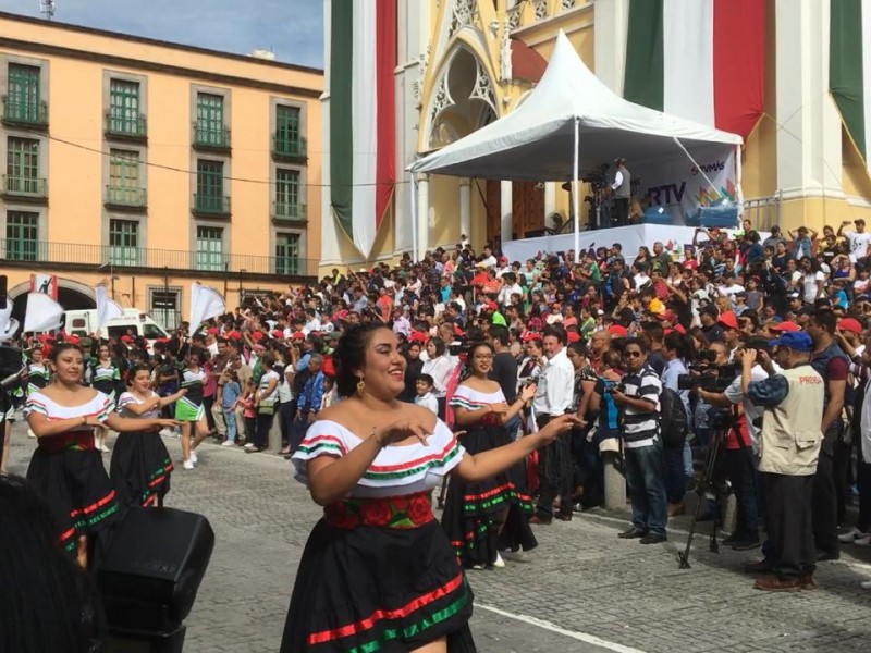 Realizan desfile cívico-militar en Xalapa
