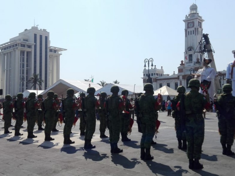 Realizan desfile Cívico-Militar por fundación de Veracruz