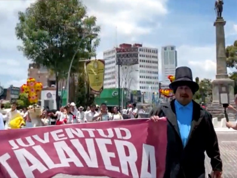 Realizan desfile de la juventud en Puebla