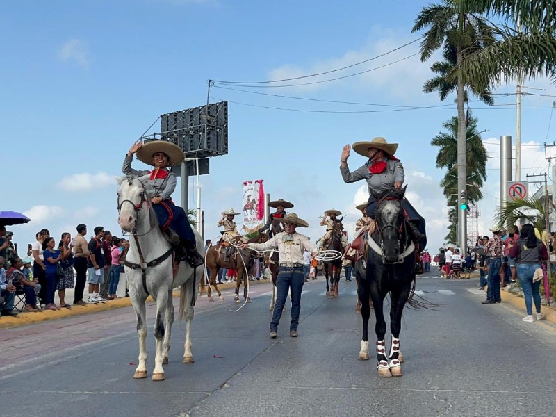 Realizan desfile de la Revolución Mexicana en Tuxpan