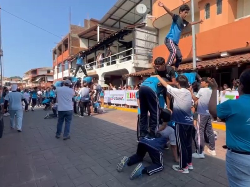 Realizan desfile del 115 aniversario de la Revolución Mexicana en Zihuatanejo