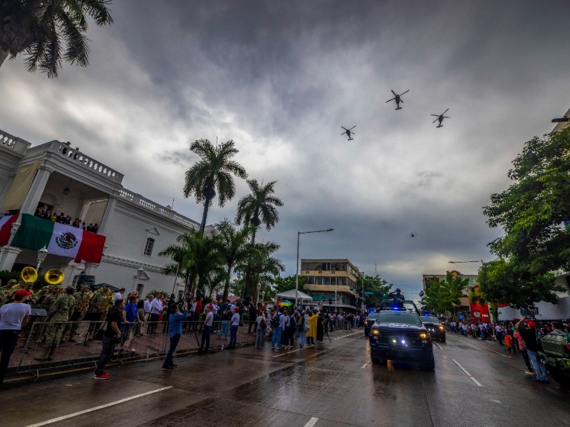 Realizan desfile del 215 aniversario de la independencia de México en Culiacán