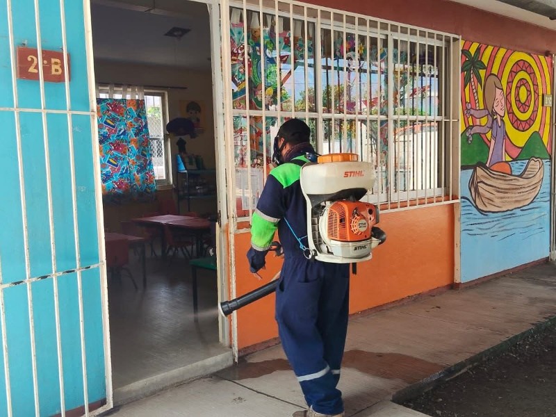 Realizan desinfección de escuelas por contagios del virus Coxsackie en Juchitán