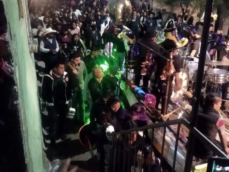 Realizan en Tepexco, desfile de muertos sin sana distancia